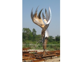 escultura de llama de acero inoxidable